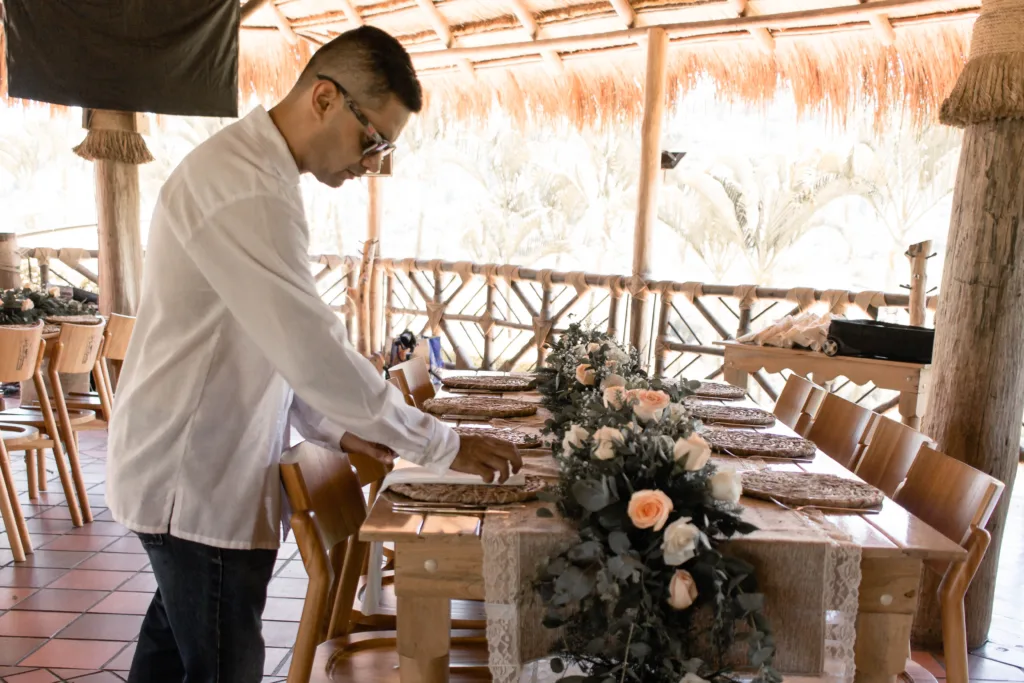 wedding planner Alexander Duque trabajando