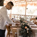 wedding planner Alexander Duque trabajando