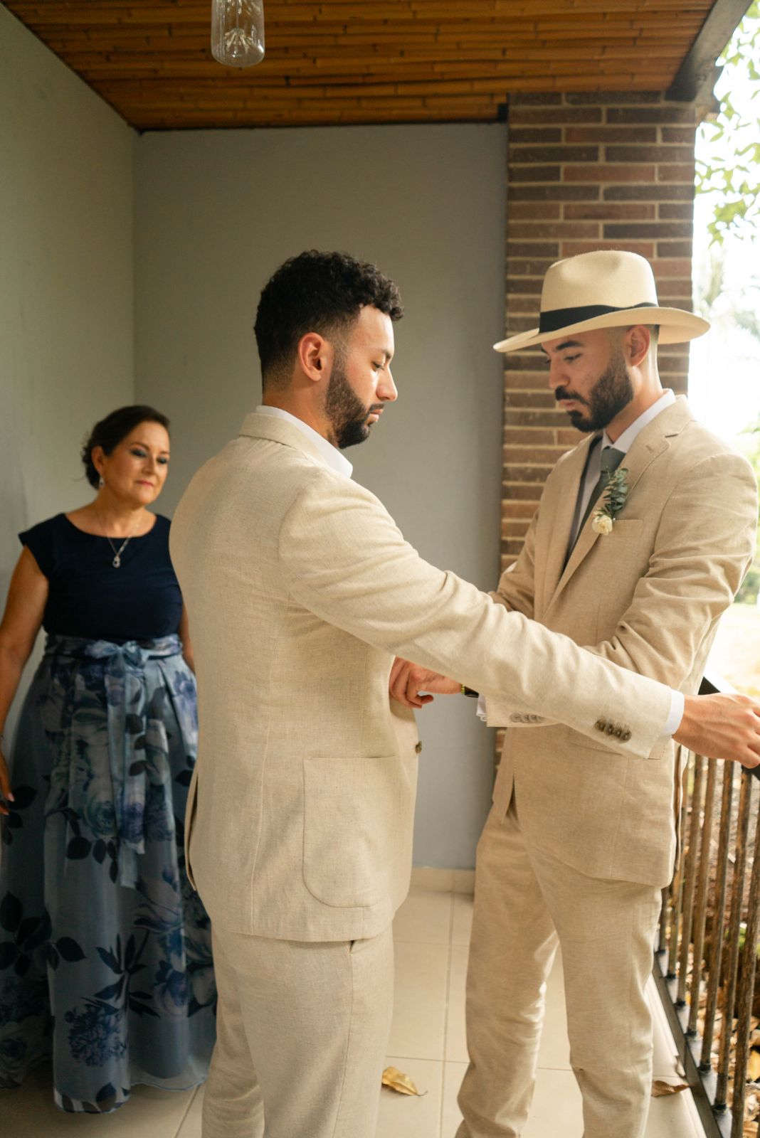 Descifrando el código de vestimenta en una boda.