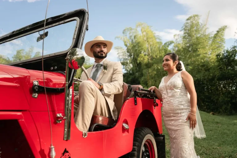 esposos al lado de un willys
