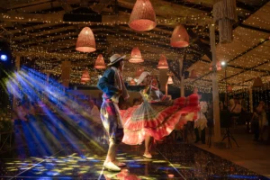 Novios disfrutando de bodas de destino auténticas en Colombia con bailes típicos