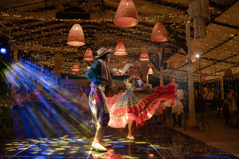 Novios disfrutando de bodas de destino auténticas en Colombia con bailes típicos