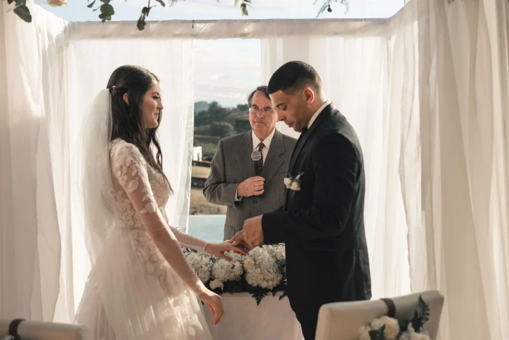 Novio poniendo el anillo