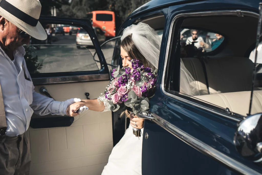 Bodas de Destino en Colombia 2026: La Guía Definitiva Novia saliendo del carro