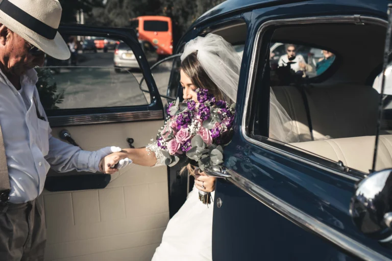 Novia saliendo del carro