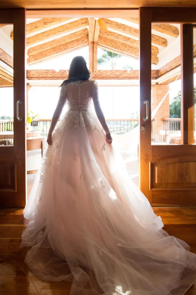 Vestidos de novia cintura vasca: El regreso del drama Rococó (y por qué deberías usarlo) Novia saliendo por la puerta