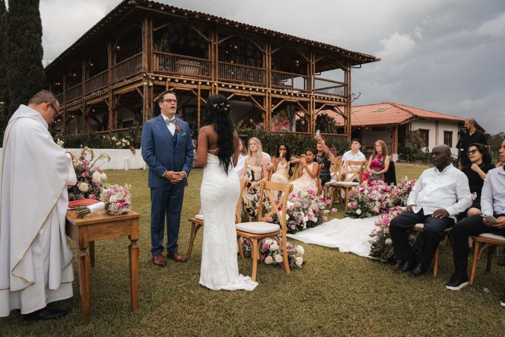 pareja de novios en boda