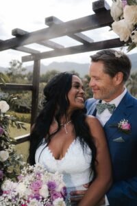Pareja sonriendo con tranquilidad gracias a la logística impecable de ColombiaNovios