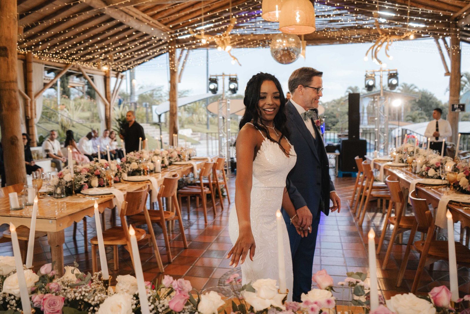 Pareja en bodas destino en el Eje Cafetero celebrando una ceremonia consciente en la naturaleza