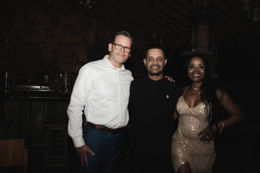 pareja de recien casados con su wedding planner