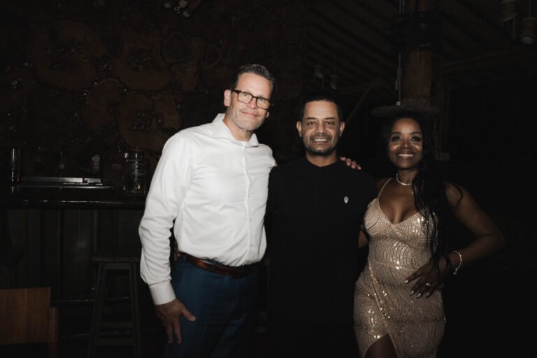pareja de recien casados con su wedding planner